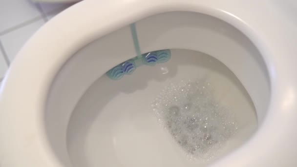 Toilet Doorspoelen Toiletpot Met Reinigingseenheid Verfrisser Doorgespoeld Met Zeepblauw Water — Stockvideo
