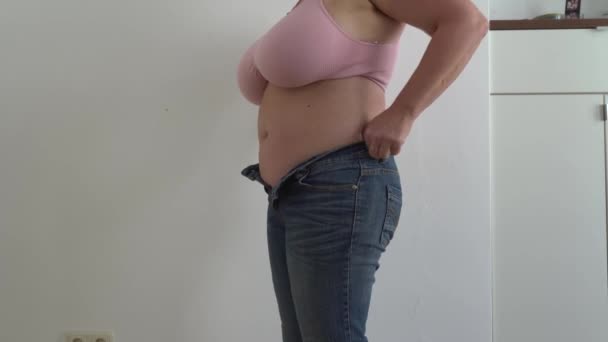 Ugenkendelig Buttet Kvinde Små Jeans Lyserød Top Size Bryster Med – Stock-video