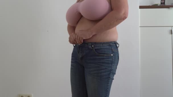 Unerkennbar Pummelige Frau Kleinen Jeans Rosa Top Size Brüste Mit — Stockvideo
