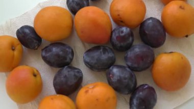 Erikler ve kayısılar, bahçeden hasat, yıkanmış, mutfak kâğıdı havlusuna uzanmış, mutfak tezgahında.