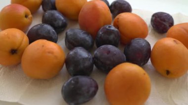 Erikler ve kayısılar, bahçeden hasat, yıkanmış, mutfak kâğıdı havlusuna uzanmış, mutfak tezgahında.