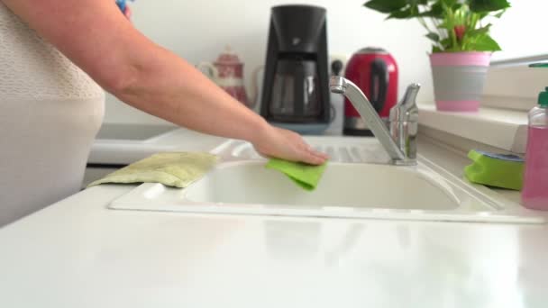 Una Mujer Irreconocible Lava Superficie Cocina Fregadero Grifo Con Esponja — Vídeos de Stock