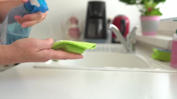 一个无法辨认的女人用吸湿海绵洗厨房表面 洗涤槽 水龙头 用抗脂剂擦拭 — 图库视频影像