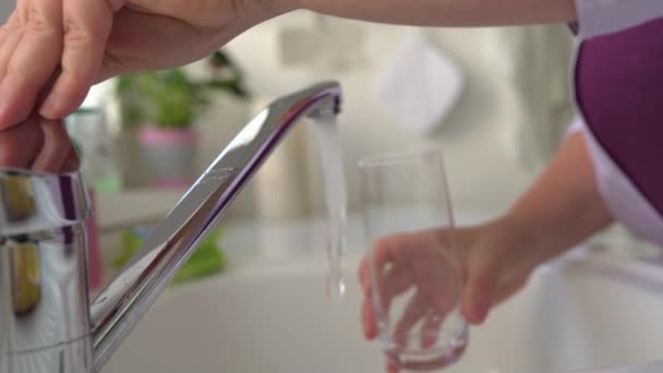 Mano Las Mujeres Sostiene Vaso Agua Limpia Cerca Del Grifo — Vídeos de Stock