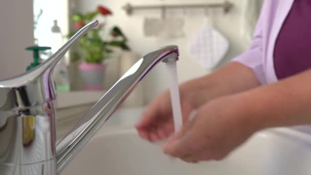 Mulher Lavando Mãos Com Sabão Líquido Cozinha Depois Lavar Pratos — Vídeo de Stock