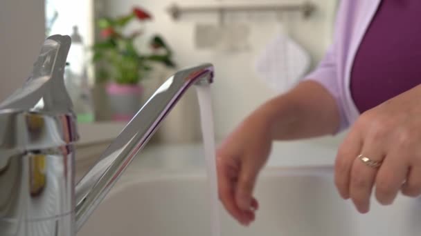 Mulher Lavando Mãos Com Sabão Líquido Cozinha Depois Lavar Pratos — Vídeo de Stock