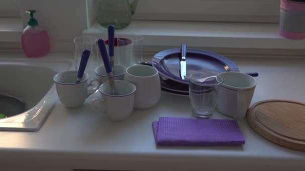 Hög Med Smutsiga Rätter Staplade Köksbänken Efter Frukost — Stockvideo