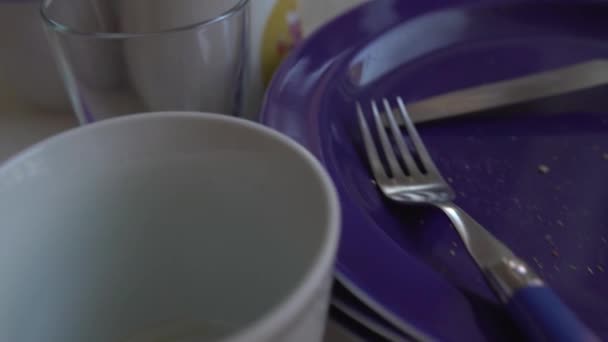 Stos Brudnych Potraw Ułożonych Blacie Kuchennym Śniadaniu — Wideo stockowe