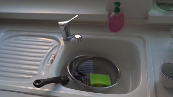 Купа Брудного Посуду Складеного Кухонній Стійці Після Сніданку — стокове відео