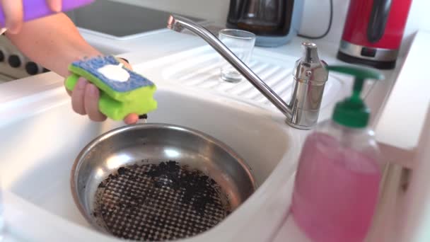 Kobieta Myje Spaloną Patelnię Czarnymi Resztkami Żywności Gąbką Kuchni Domowej — Wideo stockowe