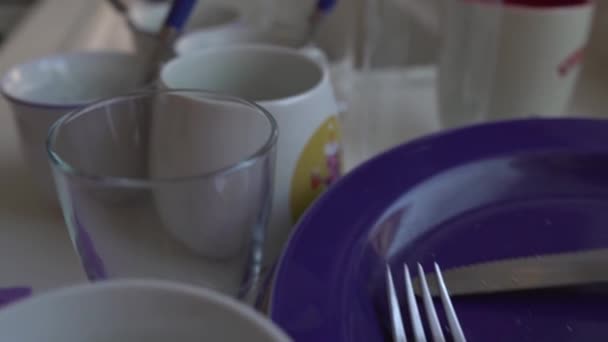 Hög Med Smutsiga Rätter Staplade Köksbänken Efter Frukost — Stockvideo