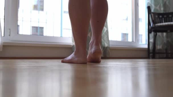 여자는 파케트 바닥에 맨발로 — 비디오