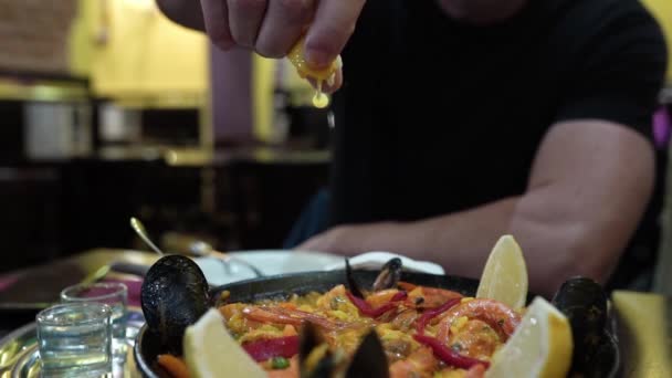 Männliche Köche Geben Zitronensaft Auf Gekochte Meeresfrüchte Paella Der Pfanne — Stockvideo