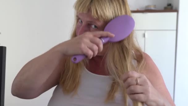 Middle Aged Woman Blonde Red Cheeks Allergies Combs Long Hair — Stock Video