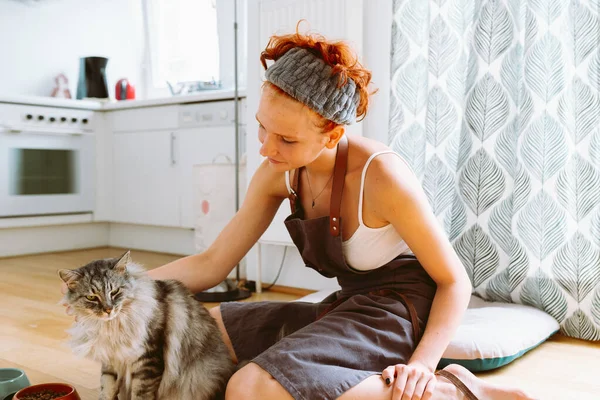 앞치마 파케트 바닥에 부엌에서 가정용 푹신한 고양이를 Coon 사랑하는 — 스톡 사진