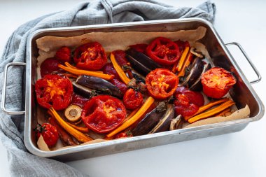 Sonbahar havuçları, domates, patlıcan, kızartma tepsisi. Akdeniz fırını sebzeleri kızartma tepsisinde 