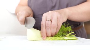 Şef rezene dilimliyor.