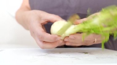 Rezene hazırlıyorum, doğramadan önce soyuyorum. Kadınların elleri yenilemez rezene tabakalarını soyar.