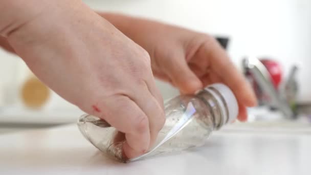 Kvinnors Händer Klämmer Plastflaska För Vidare Bortskaffande Återvinning Sortering Avfall — Stockvideo