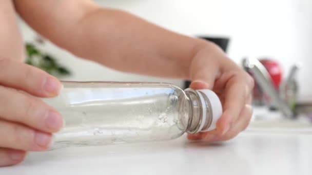 ワーマンの手はさらなる処分 リサイクルのためのプラスチック ボトルを絞ります 自宅で廃棄物を分類する — ストック動画