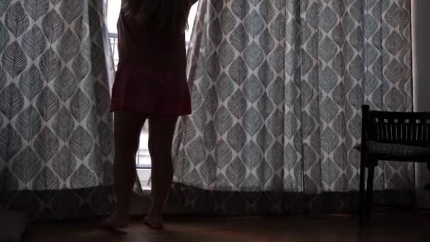 穿着睡衣 短裤和T恤的女人 早上打开窗帘 概念开始日 家务活 — 图库视频影像