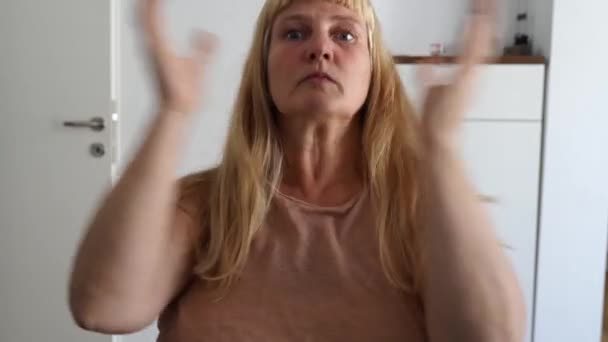 Kobieta Średnim Wieku Rozmiar Długie Blond Włosy Siedząca Krześle Domu — Wideo stockowe