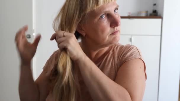 Frau Mittleren Alters Größe Mit Langen Blonden Haaren Sitzt Hause — Stockvideo