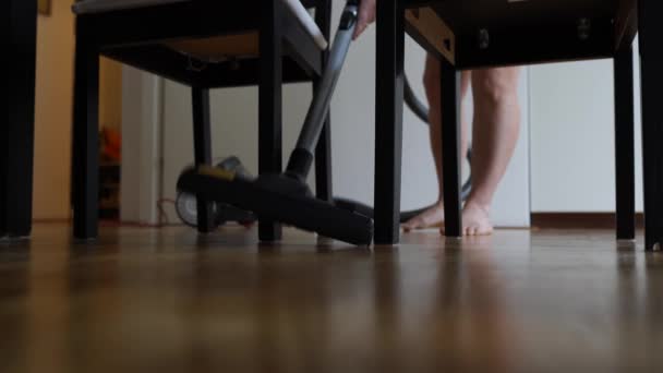 Wanita Membersihkan Apartemen Dengan Lantai Parket Dengan Vacuum Cleaner Wanita — Stok Video
