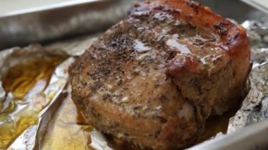 Domuz eti, kabuklu, baharatlı, folyoyla pişirilmiş. yavaş