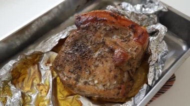 Domuz eti, kabuklu, baharatlı, folyoyla pişirilmiş. yavaş