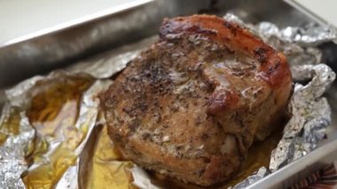 Domuz eti, kabuklu, baharatlı, folyoyla pişirilmiş. yavaş