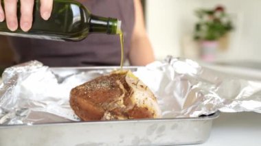 Adım adım et ve fırında baharat pişiriyorum. Terbiye edilmiş et, baharat serpiştirme, yağ, fırında pişirme, pişmiş et hazır. Serinin bir parçası. Kadın ete baharat serpiyor.
