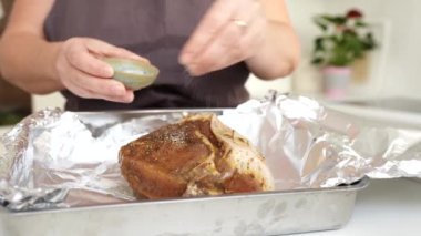 Adım adım et ve fırında baharat pişiriyorum. Terbiye edilmiş et, baharat serpiştirme, yağ, fırında pişirme, pişmiş et hazır. Serinin bir parçası. Kadın ete baharat serpiyor.