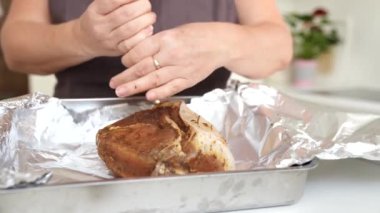 Adım adım et ve fırında baharat pişiriyorum. Terbiye edilmiş et, baharat serpiştirme, yağ, fırında pişirme, pişmiş et hazır. Serinin bir parçası. Kadın ete baharat serpiyor.