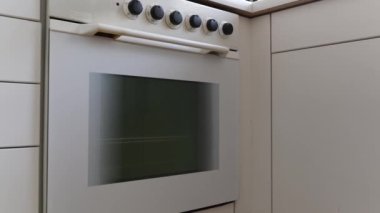 Adım adım et ve fırında baharat pişiriyorum. Terbiye edilmiş et, baharat serpiştirme, yağ, fırında pişirme, pişmiş et hazır. dizinin bir parçası