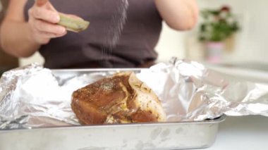 Adım adım et ve fırında baharat pişiriyorum. Terbiye edilmiş et, baharat serpiştirme, yağ, fırında pişirme, pişmiş et hazır. Serinin bir parçası. Kadın ete baharat serpiyor.