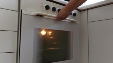 Adım adım et ve fırında baharat pişiriyorum. Terbiye edilmiş et, baharat serpiştirme, yağ, fırında pişirme, pişmiş et hazır. dizinin bir parçası