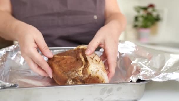 Krok Kroku Gotowanie Mięsa Przyprawami Piecu Marynowanie Kawałka Mięsa Posypywanie — Wideo stockowe