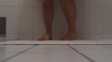 Kadınlar banyoda çıplak ayakla, duştan sonra ayaklarını havluyla silerler..