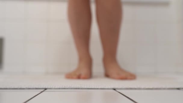 Kobieta Łazience Prysznicu Wkłada Majtki Nieostre Rozmyte — Wideo stockowe