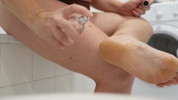 Mujer Cuidando Los Pies Mujer Sentada Borde Bañera Lubrica Piel — Vídeo de stock
