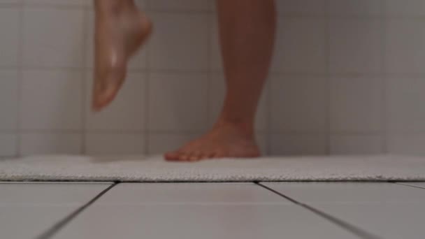 Kobieta Stoi Macie Łazience Gołymi Mokrymi Stopami Prysznicu Wyciera Stopy — Wideo stockowe