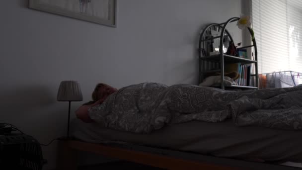 中年妇女 金发碧眼 体形丰满 醒来后 打开灯 下床时感到背痛 — 图库视频影像