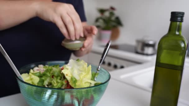 Faire Une Salade Tomate Épinards Huile Olive Mozzarella Dans Cuisine — Video