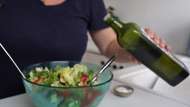 Faceți Salată Roșii Spanac Ulei Măsline Mozzarella Bucătăria Acasă Femeie — Videoclip de stoc