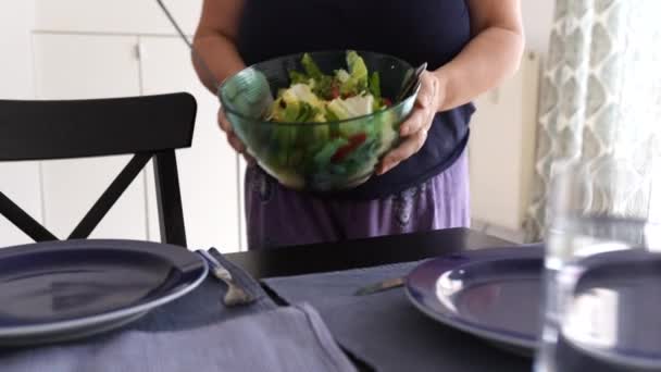 Salat Aus Tomaten Spinat Olivenöl Und Mozzarella Der Heimischen Küche — Stockvideo