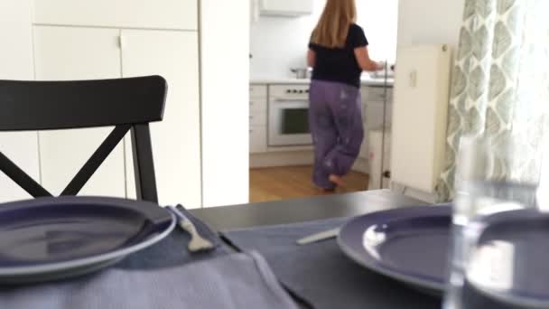 Mutfağında Domates Ispanak Zeytinyağı Mozzarella Salatası Yapıyorum Uzun Sarı Saçlı — Stok video