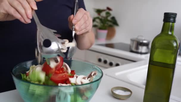 Elaboración Ensalada Tomate Espinacas Aceite Oliva Mozzarella Cocina Casera Mujer — Vídeos de Stock