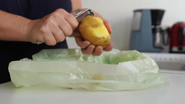 Gotowanie Gotowanych Ziemniaków Kuchni Domowej Damskie Dłonie Obierają Ziemniaki Nożem — Wideo stockowe