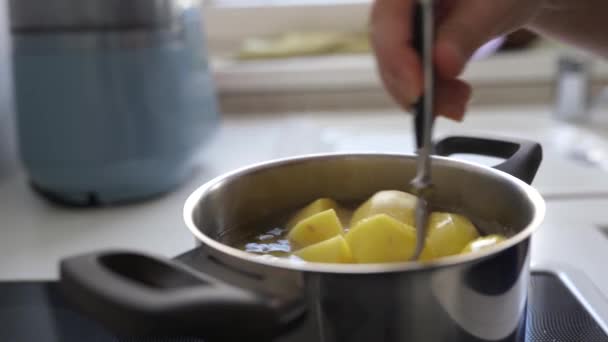 Vařím Vařené Brambory Kuchyni Žena Dává Syrové Loupané Brambory Vroucí — Stock video